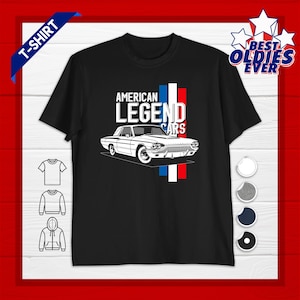 Puede incluir: Camiseta negra con una ilustración blanca de un coche clásico y el texto "AMERICAN LEGEND CARS". El diseño incluye rayas verticales rojas, blancas y azules. La camiseta también tiene el texto "T-SHIRT" y "BEST OLDIES EVER".