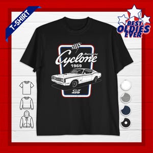 Può includere: Una t-shirt nera a maniche corte con una grafica bianca di un'auto Mercury Cyclone CJ 428 del 1969. Il design include il testo "Cyclone", "1969" e "CJ 428" all'interno di un emblema con bordo blu e rosso con una bandiera a scacchi sopra l'auto.