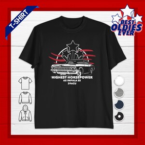 以下が含まれることがあります： 1965年型インパラSSの白いグラフィックがプリントされた黒の半袖Tシャツ。車の頭上には3つの星と赤い波線が描かれています。車の下には「HIGHEST HORSEPOWER 65 IMPALA SS 396CU」という文字があります。クルーネック仕様です。