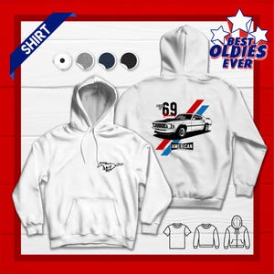 Puede incluir: Sudadera con capucha blanca con un logotipo de Mustang negro en la parte delantera y un Mustang blanco de 1969 con rayas rojas, blancas y azules en la parte posterior. La sudadera también tiene el texto "BEST OLDIES EVER" en la parte posterior.