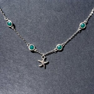 Handgemachte Silber Seestern Halskette mit Tief Grünen Genstein Akzenten - Upcycled Schmuck - Strand Accessoires für Sommer Mode und Ozean Liebhaber