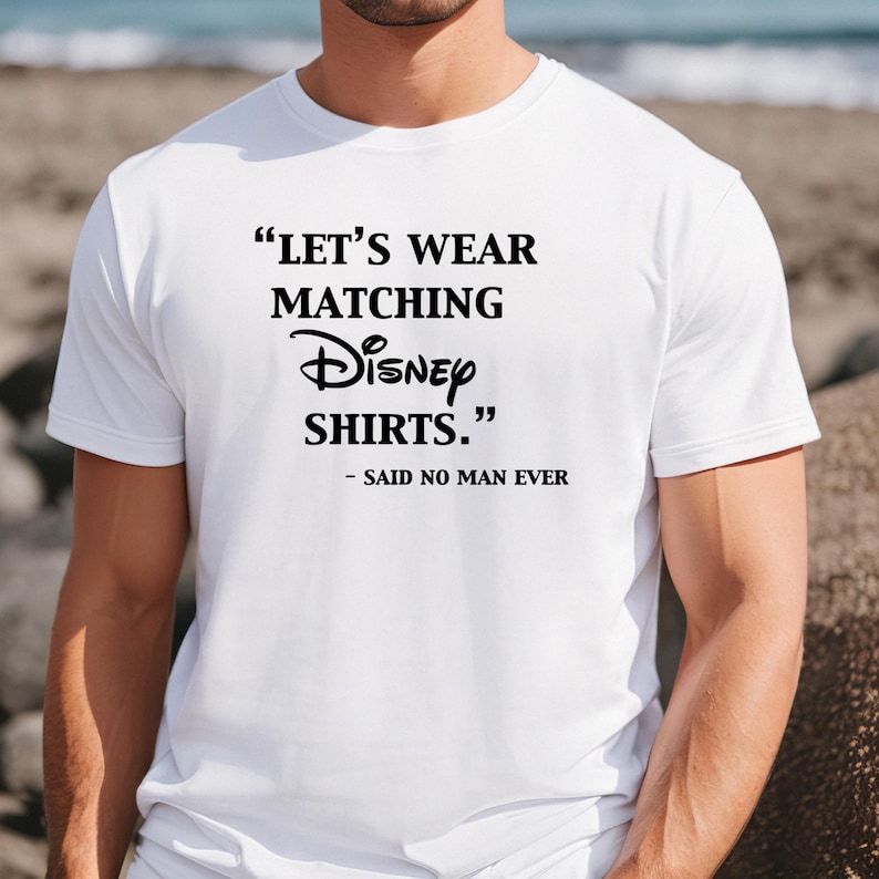 Peut inclure: T-shirt blanc avec texte noir : "LET'S WEAR MATCHING Disney SHIRTS." et "- SAID NO MAN EVER." Le logo Disney est au centre. Le t-shirt est port&eacute; par une personne.