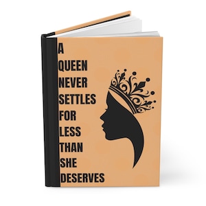 Puede incluir: Un diario de tapa dura con una cubierta de color beige con el texto "A QUEEN NEVER SETTLES FOR LESS THAN SHE DESERVES" en negro. Una silueta negra del perfil de una reina con una corona está en el lado derecho.