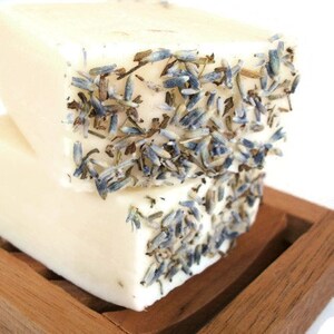 Jabón artesanal de proceso en frío Fields of Lavender, 113 g (4 oz), aroma floral, natural, vegano, aceite esencial, aceite de palma sostenible, fragante, regalo imagen 3