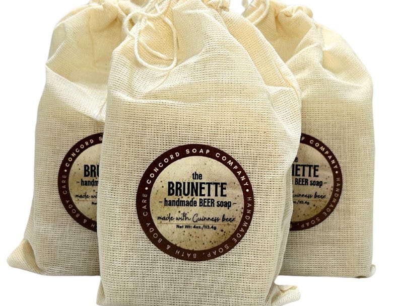 Jabón de cerveza: barra de jabón artesanal de proceso en frío, hecha con Guinness, vegana, ideal para padrinos de boda, Día del Padre, regalo para hombres, amantes de la cerveza, aceite de palma sostenible. imagen 1
