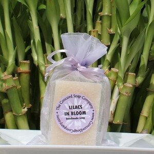 Jabón artesanal en frío Lilacs in Bloom, 113 g, aroma floral, natural, vegano, aceite de palma sostenible, fragante, regalo para ella, flor imagen 2