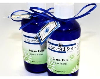 Spray de agua para habitación y ropa de cama Ocean Rain hecho a mano: aroma fresco y limpio, botella de vidrio azul cobalto con rociador, regalo para nuevo hogar, fragancia para baño