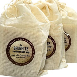 Jabón de cerveza: barra de jabón artesanal de proceso en frío, hecha con Guinness, vegana, ideal para padrinos de boda, Día del Padre, regalo para hombres, amantes de la cerveza, aceite de palma sostenible. imagen 2