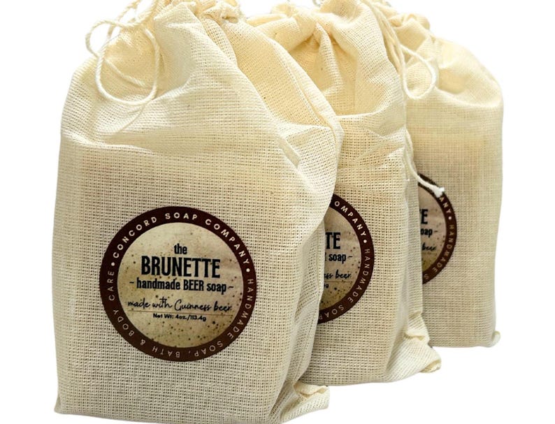 Jabón de cerveza: barra de jabón artesanal de proceso en frío, hecha con Guinness, vegana, ideal para padrinos de boda, Día del Padre, regalo para hombres, amantes de la cerveza, aceite de palma sostenible. imagen 2