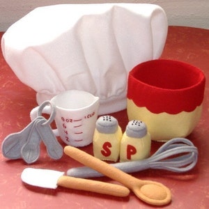 Be A Baker Set Felt Play Food PDF Pattern Toque de chef, bol à mélanger, tasse à mesurer, cuillères, cuillère en bois, spatule, fouet, salières et poivrières image 1