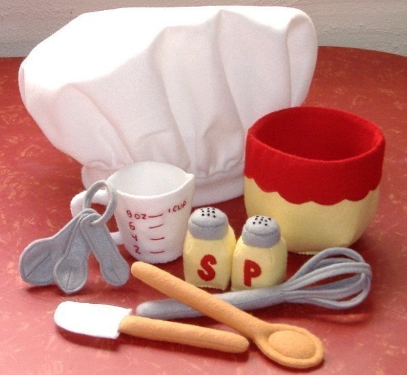 Be A Baker Set Felt Play Food PDF Pattern Toque de chef, bol à mélanger, tasse à mesurer, cuillères, cuillère en bois, spatule, fouet, salières et poivrières image 1