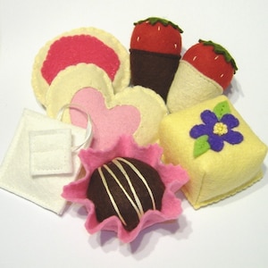 Dulces para la fiesta del té (PDF) Patrón de comida de fieltro (PDF) Galleta de corazón de trufa de fresa cubierta de chocolate