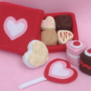 Patrón PDF de Comida de Fieltro de Dulces de San Valentín - Caja de Chocolates, Piruleta, Pasteles Petit Fours de Corazón, Galleta Sándwich