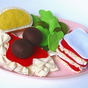 Padrão PDF de comida de feltro para festa italiana - Macarrão tipo gravata borboleta com molho e almôndegas, lasanha, salada verde e torrada com manteiga de alho
