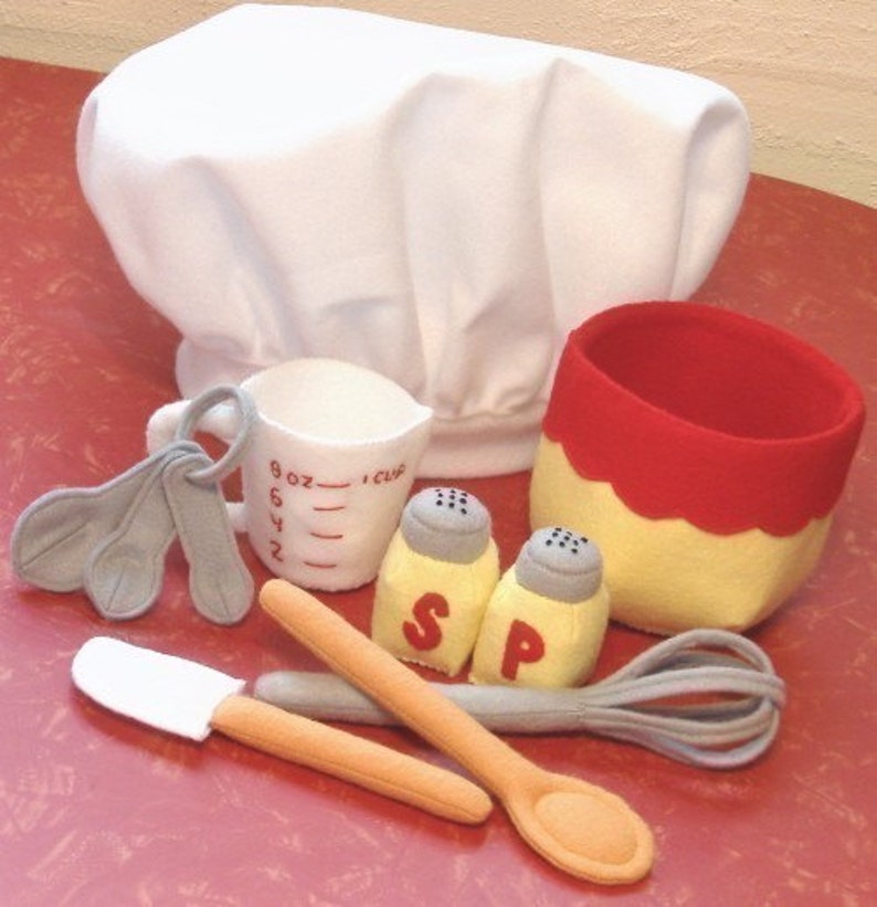 Be A Baker Set Felt Play Food PDF Pattern Toque de chef, bol à mélanger, tasse à mesurer, cuillères, cuillère en bois, spatule, fouet, salières et poivrières image 3