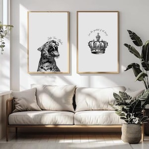 Puede incluir: Dos impresiones en blanco y negro con citas inspiradoras. La primera impresión presenta un leopardo rugiente con el texto "Bite the Air." La segunda impresión presenta una corona con el texto "Soy el más grande de todas las cosas."