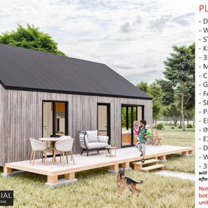 K&ouml;nnte beinhalten: Eine 3D-Darstellung eines kleinen, modernen Hauses mit einem Holzrahmen und einem schwarzen Dach. Das Haus hat eine Terrasse mit einem Tisch und St&uuml;hlen, und ein Hund sitzt im Gras. Der Text "PLAN SET INCLUDES" ist mit einer Vielzahl von Architekturpl&auml;nen aufgef&uuml;hrt, die im Set enthalten sind.