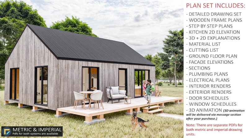 K&ouml;nnte beinhalten: Eine 3D-Darstellung eines kleinen, modernen Hauses mit einem Holzrahmen und einem schwarzen Dach. Das Haus hat eine Terrasse mit einem Tisch und St&uuml;hlen, und ein Hund sitzt im Gras. Der Text "PLAN SET INCLUDES" ist mit einer Vielzahl von Architekturpl&auml;nen aufgef&uuml;hrt, die im Set enthalten sind.