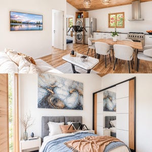 Pu&ograve; includere: Un layout di design d'interni in due parti che mostra una cucina con soffitti in legno chiaro, pareti bianche e una zona pranzo, accanto a una camera da letto con un letto grigio imbottito, una coperta blu e marrone e arte astratta blu e oro.