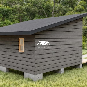 Pu&ograve; includere: Una piccola capanna con rivestimento in legno orizzontale grigio scuro, un tetto spiovente e due finestre con telai in legno chiaro. La struttura &egrave; rialzata su blocchi di cemento. Un logo con il testo TINY HOUSE PLANS &egrave; visibile sulla parete laterale.