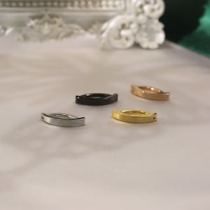 Puede incluir: Cuatro pendientes de aro en diferentes acabados: plata, oro, oro rosa y negro.