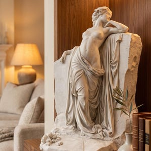 Escultura de Vênus, decoração neoclássica em resina branca e mármore.