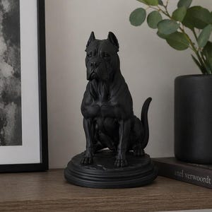 Cane Corso Skulptur aus schwarzem Kunstharz – Majestätisches Ausstellungsstück