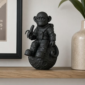 Weltraumaffen-Statue auf Meteor, schwarze Astronautenfigur aus Kunstharz für die Heimdekoration