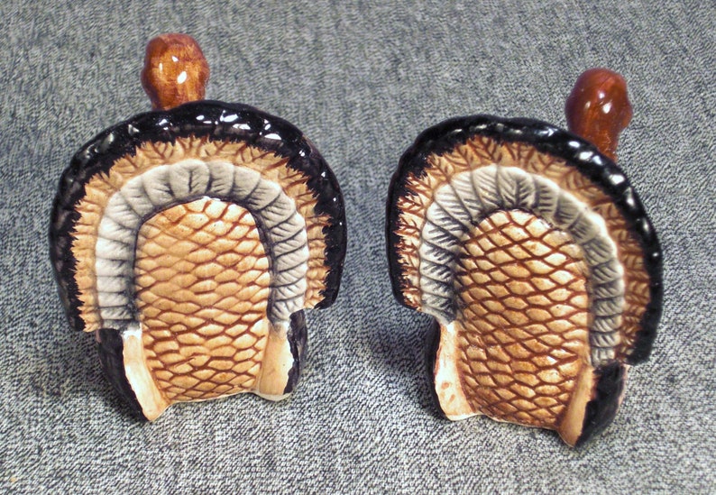 app 3 x 3 x3 in great condition colorful birds TURKEY Salt and Pepper Set ceramic turkeys