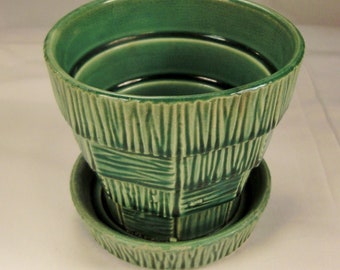 MINIATURE USA McCoy, Flower Pot, Lines Pattern Great condition, green color, 4  tall x 4 3/8 in diam