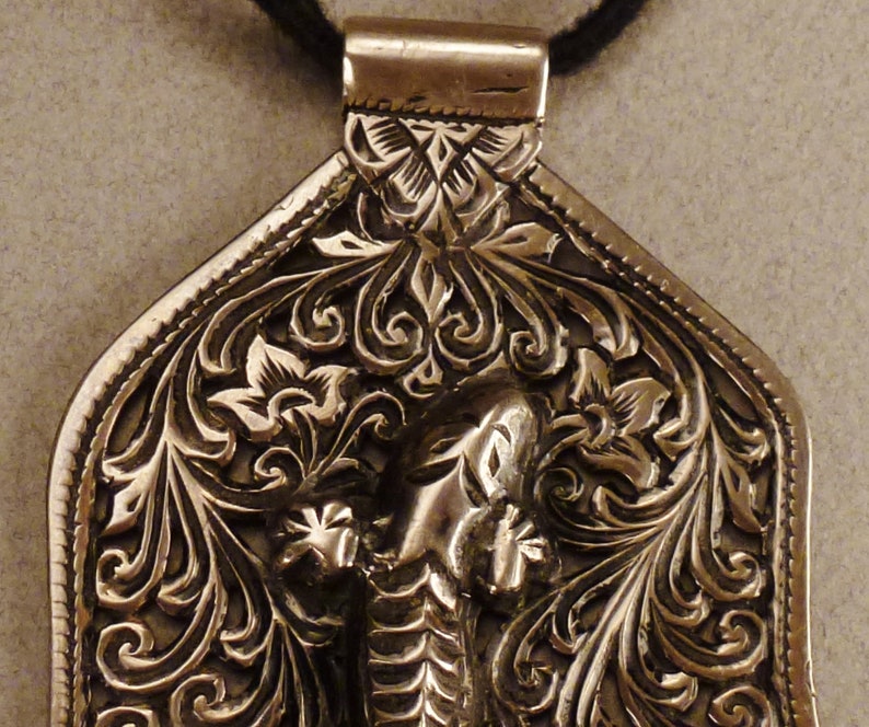 Jewelry LIZARD Gecko, Salamander Pendant, Foliate bell, 3in w, 4 Four Inches image 3