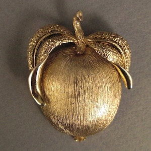 BROOCH APPLE Goldtone Signed Sarah Coventry round vintage pin large