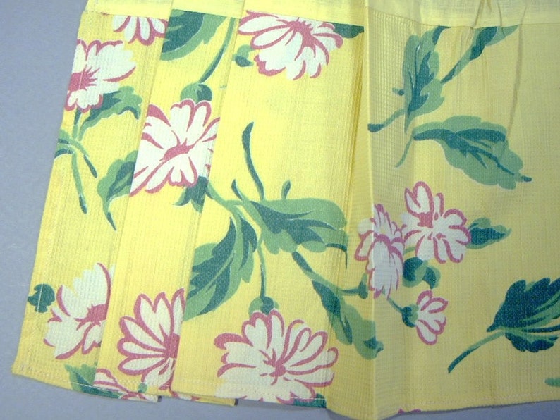 Charming APRON DAISIES Pleated Handcrafted with pocket yellow cotton mint image 3
