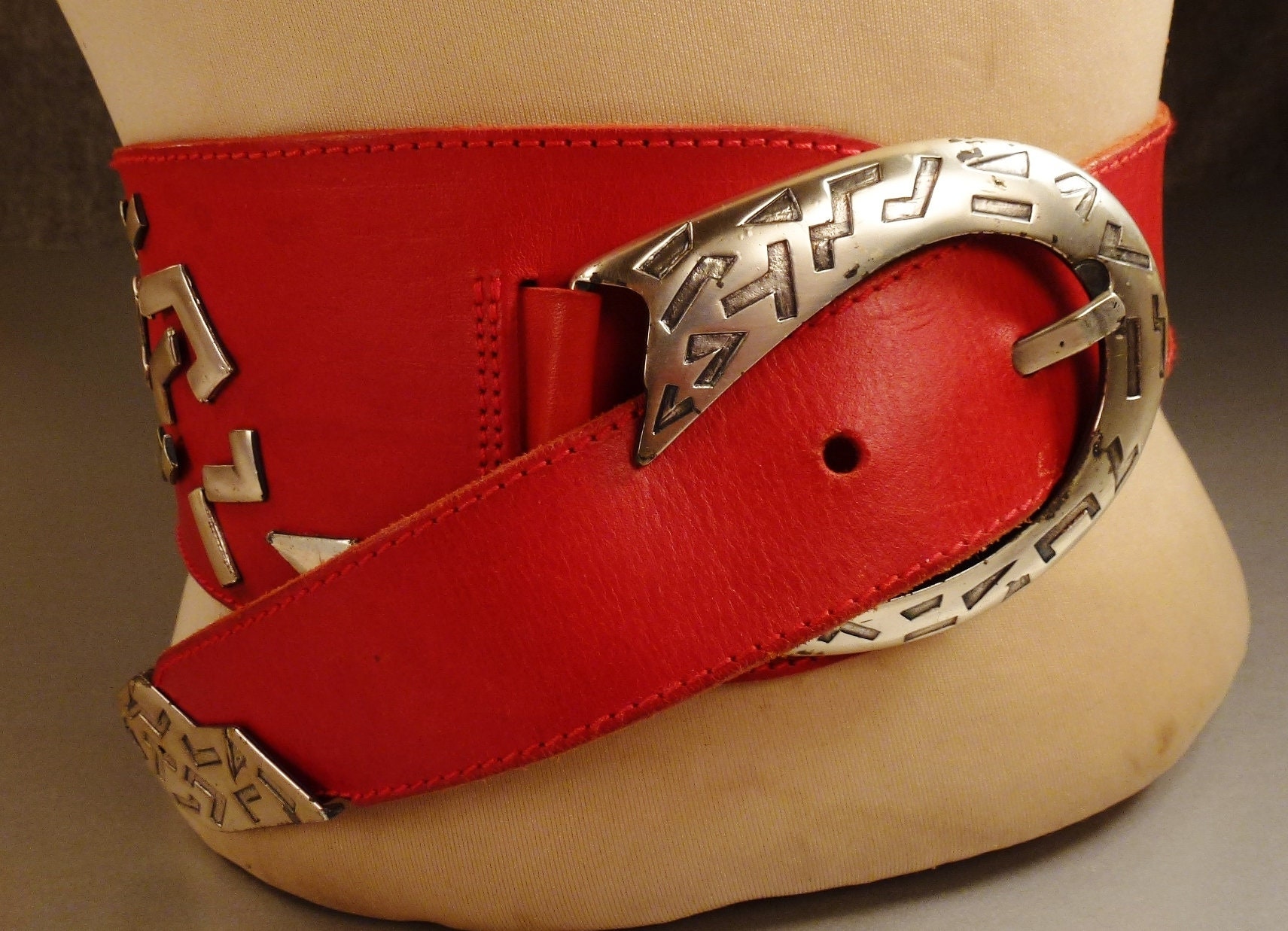 LEATHER Red BELT Southwestern Large Silvertone Metal Buckle  display picture 2