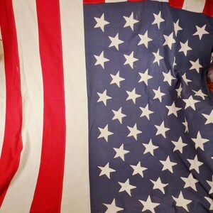 Bandera de EE. UU., 50 estrellas, Valley Forge Flag Co., grande, 112 x 58 pulgadas, cosida completamente en algodón, en el estado en que se encuentra.