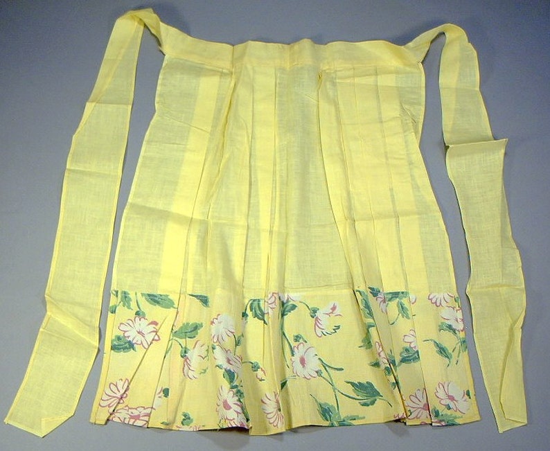 Charming APRON DAISIES Pleated Handcrafted with pocket yellow cotton mint image 5