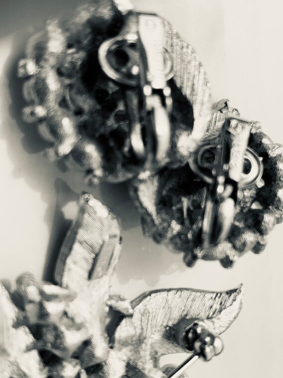 TRIFARI クラウン、デミ パリュール、ブローチ + イヤリング、パールと