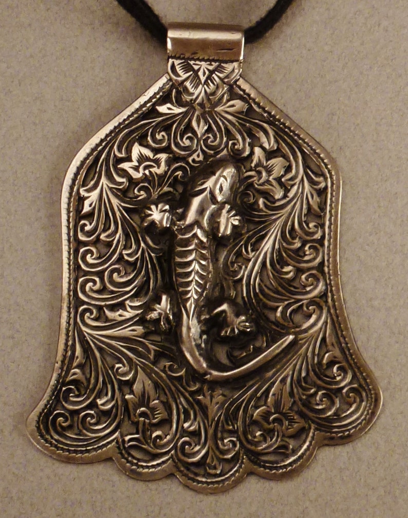 Jewelry LIZARD Gecko, Salamander Pendant, Foliate bell, 3in w, 4 Four Inches image 8