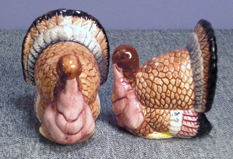 app 3 x 3 x3 in great condition colorful birds TURKEY Salt and Pepper Set ceramic turkeys