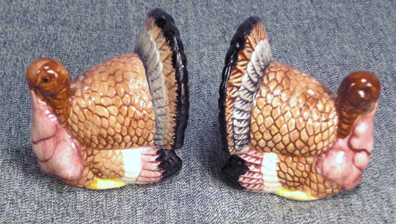 app 3 x 3 x3 in great condition colorful birds TURKEY Salt and Pepper Set ceramic turkeys