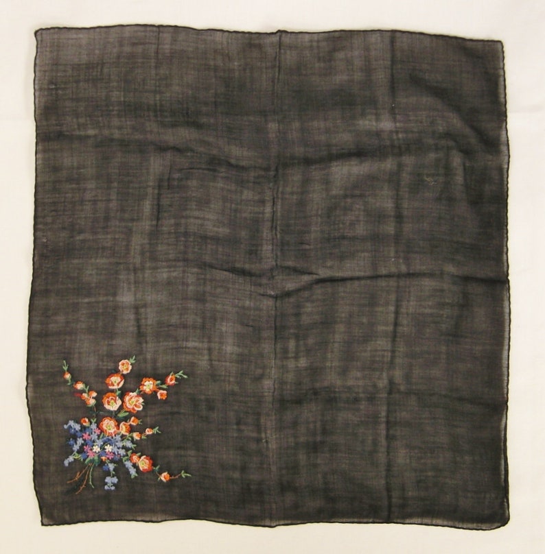 EMBROIDERED HANKIE,Forget me not blue great condition red pink blossoms,app 13 x 13 in