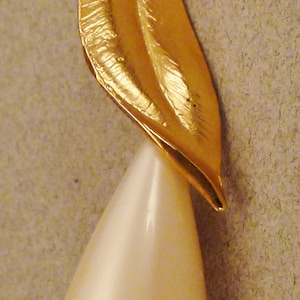 EARRINGS PEARL Tear Drops goldtone leaves  hanging app 3 inches  pierced