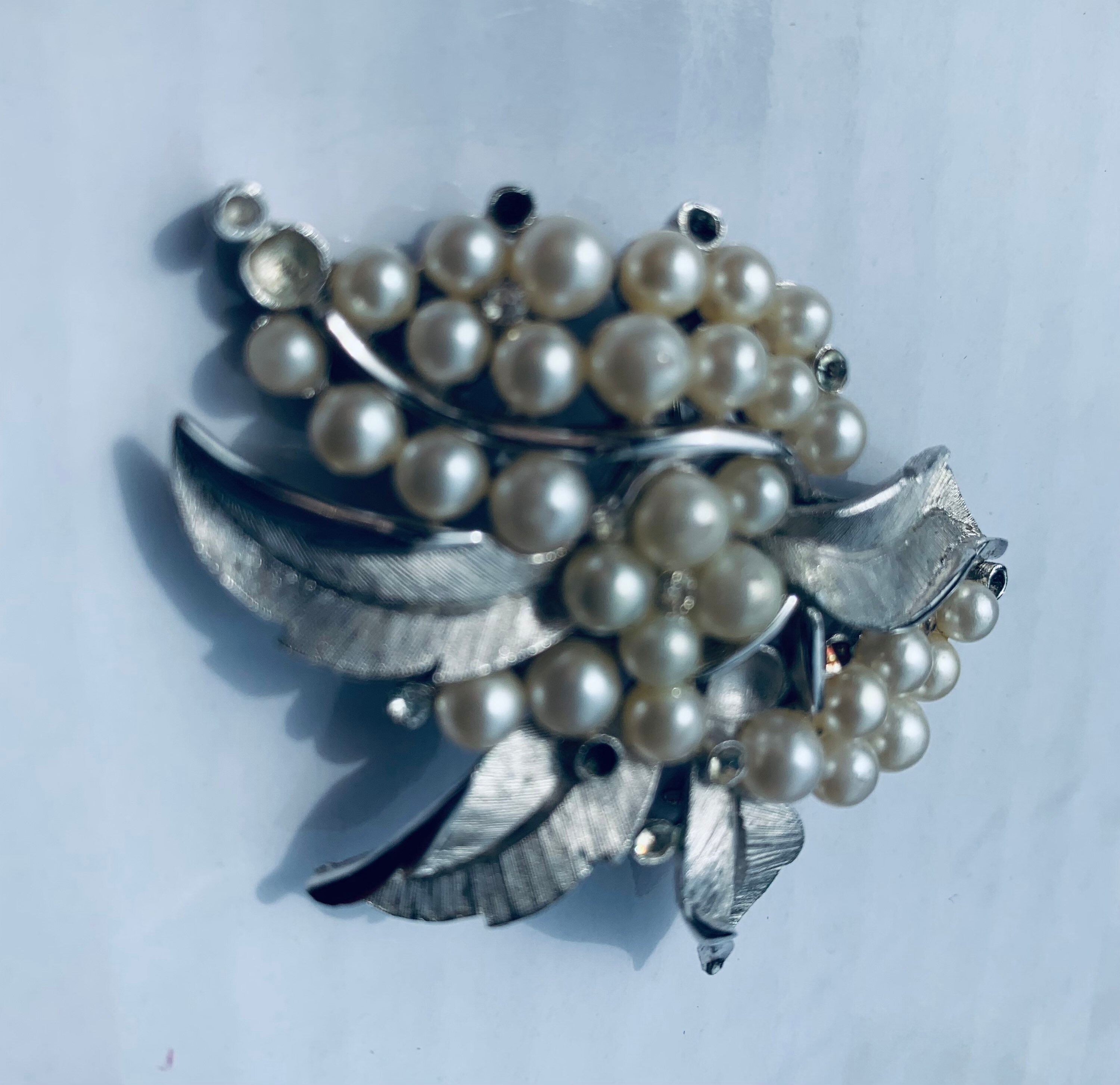 TRIFARI クラウン、デミ パリュール、ブローチ + イヤリング、パールと