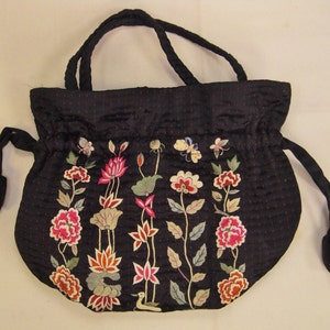 Vintage SILK Bolsa con cordón BOLSO hAnd Bordado rosa verde blanco flores fondo negro DuckFlowers