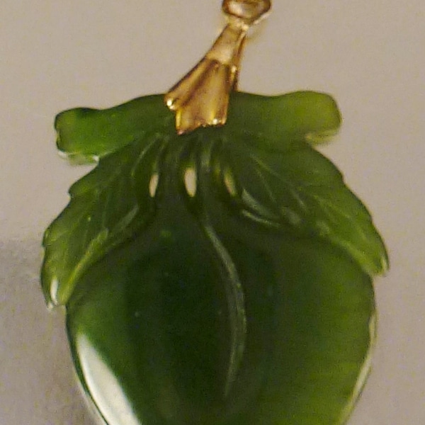 Asian JADE PENDANT PEACH  Carved stone 1960s hanging app 21 in goldplate 12k chain  old stock