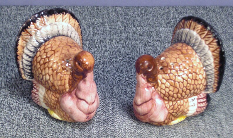 app 3 x 3 x3 in great condition colorful birds TURKEY Salt and Pepper Set ceramic turkeys