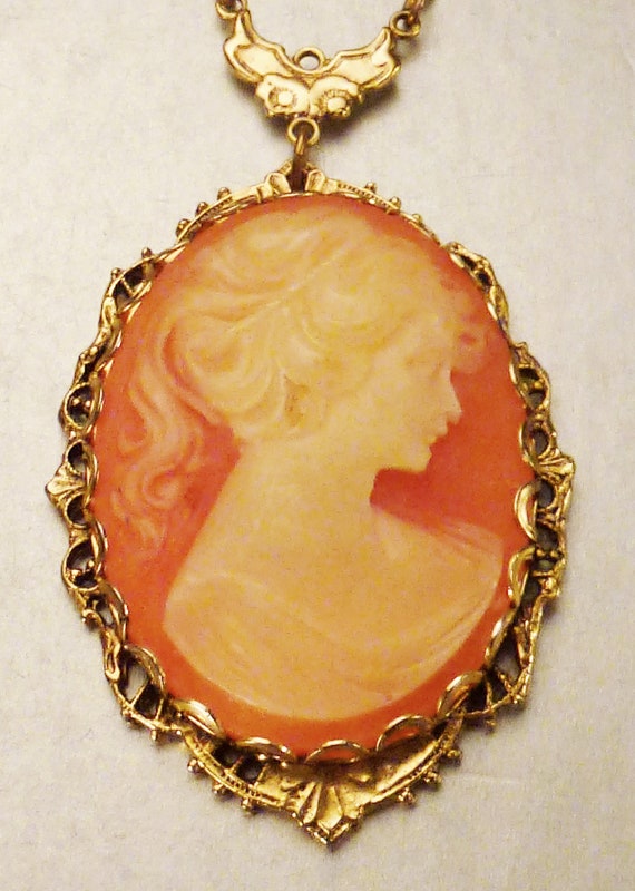 WEDDING CAMEO, PENDANT, Goldtone and glass beads C