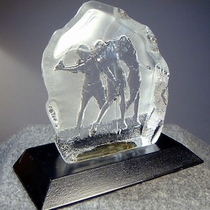 ART GLASS GOLFERS, moderne glassculptuur, helder reliëfglas, moderne sculptuur, , app 7 3/4 lang x 6 1/2 hoog x 3 1/2 diep