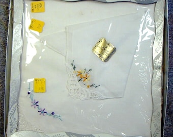 VINTAGE LADIES GIFT Set Two Hankies Embroidered Lace Mint In Box