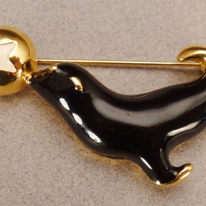 JEWELRY Vintage SEAL BROOCH Goldtone Black  white enamel Ball  app 3 x 2 inches
